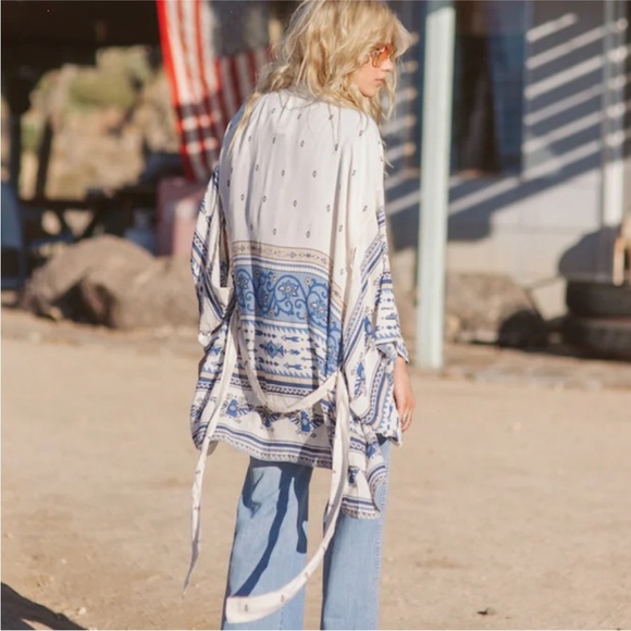 Spell and the Gypsy Thunderbird, short kimono in blue color, way with sash/belt - Picture 3 of 5